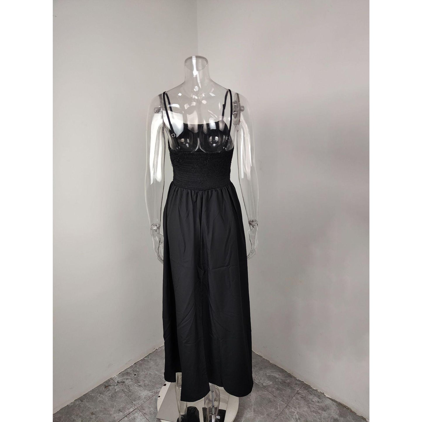 Elegant and fashionable solid-color strappy sleeveless dress